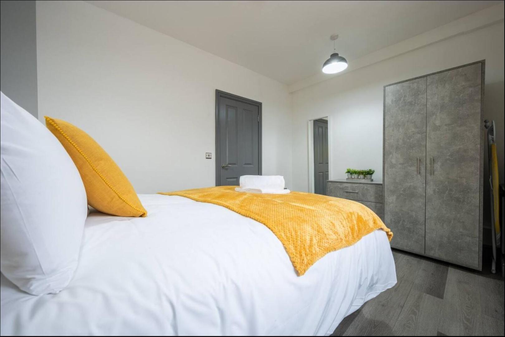 Stunning One Bedroom Apartments Near Shops & Central Cardiff Exterior photo