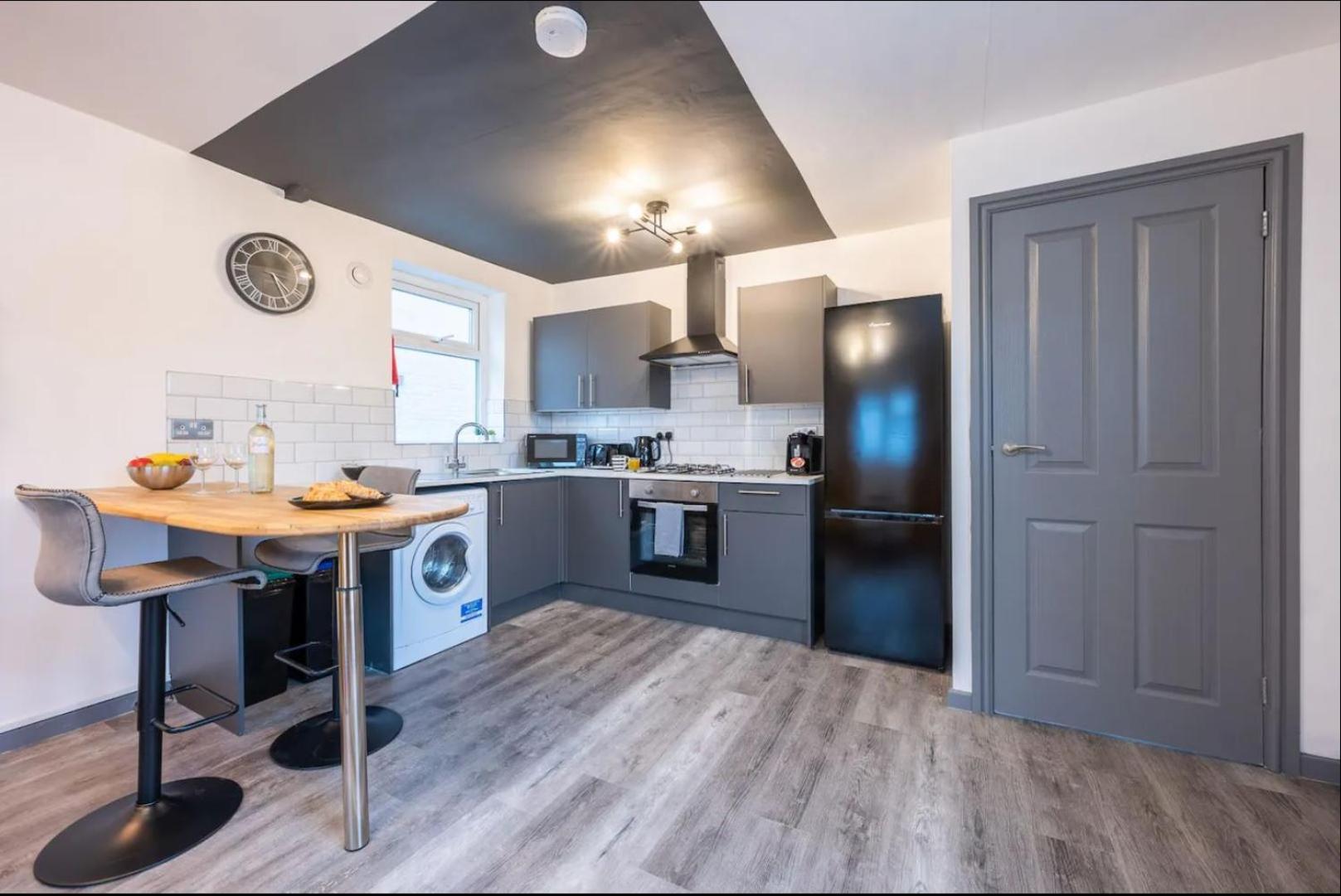 Stunning One Bedroom Apartments Near Shops & Central Cardiff Exterior photo